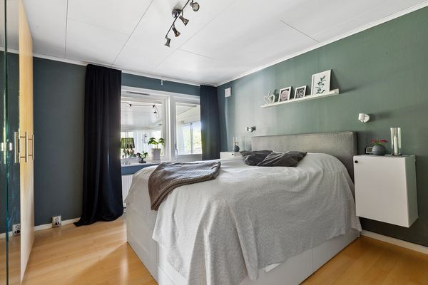 Hyr denna stuga i  på 120 m². 6-7 sängplatser. 11 000 - 14 000 kr per vecka. Se bilder och tillgänglighet här.