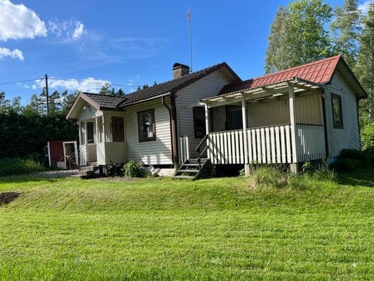 Sjönära fritidshus i lugna omgivningar