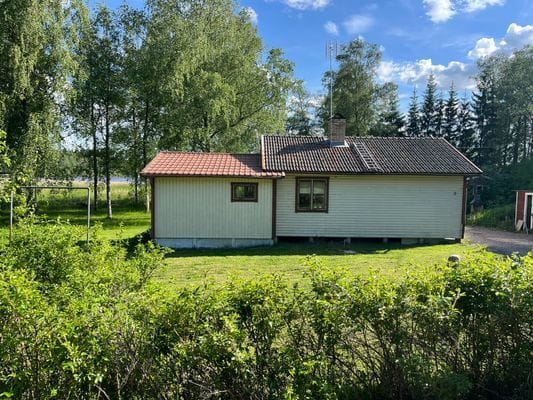 Hyr denna stuga i Heby på 54 m². 4 sängplatser. 8 000 - 9 000 kr per vecka. Se bilder och tillgänglighet här.