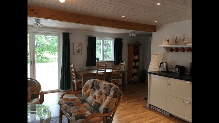 Bild 4 på "flygel"  med uteplats och trädgård