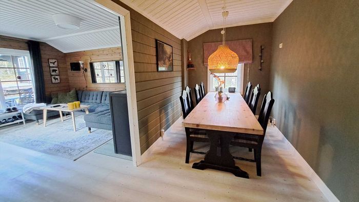 Bild 4 på En rustik 5-bäddstuga med bastu och braskamin.