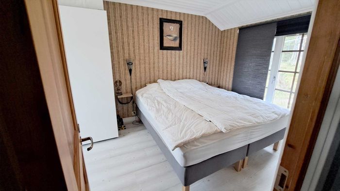 En rustik 5-bäddstuga med bastu och braskamin. - Bild 12