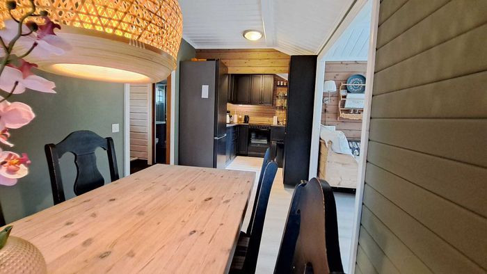 Hyr denna stuga i  på 70 m². 5 sängplatser. 6 995 - 8 995 kr per vecka. Se bilder och tillgänglighet här.
