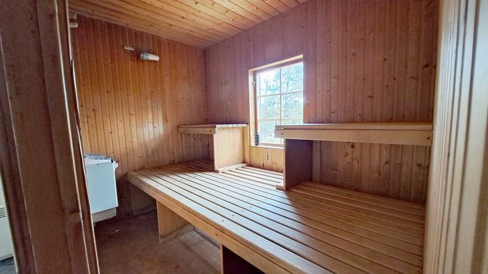 En rustik 5-bäddstuga med bastu och braskamin. - Bild 15