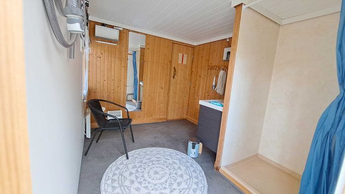 En rustik 5-bäddstuga med bastu och braskamin. - Bild 16