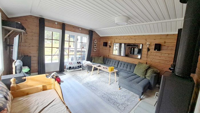 En rustik 5-bäddstuga med bastu och braskamin. - Bild 6
