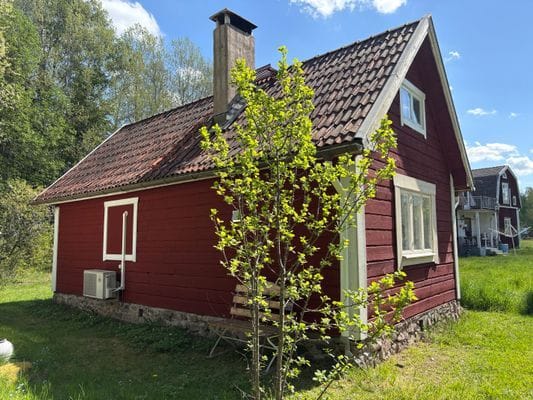 Hyr denna stuga i Bellö på 29 m². 2-4 sängplatser. Från 4 900 kr per vecka. Se bilder och tillgänglighet här.