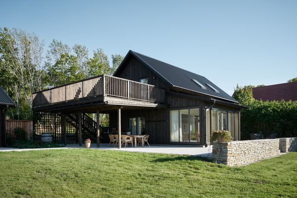 Hyr denna stuga i Gotland på 150 m². 5-7 sängplatser. Pris ej tillgängligt. Se bilder och tillgänglighet här.