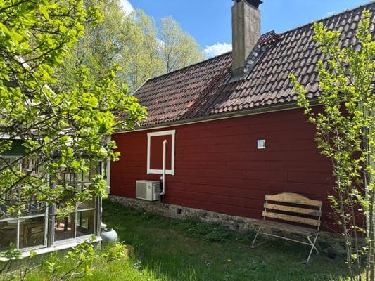 Bild 3 på Timrad stuga nära sjö och bad