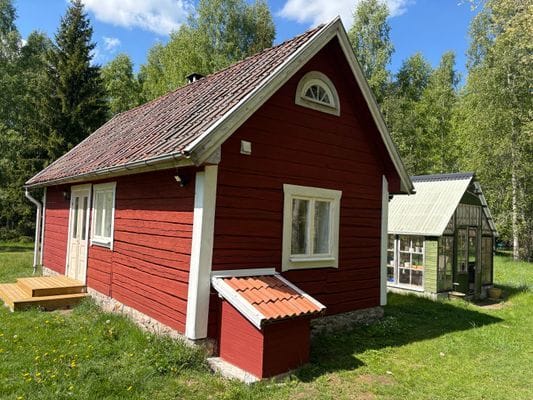 Timrad stuga nära sjö och bad