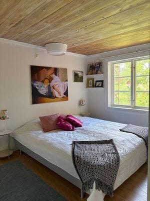 Sovrum 2 med dubbelsäng 180 cm.