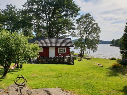 Hyr denna stuga i Göteborg på 30 m². 3-4 sängplatser. 6 500 - 11 500 kr per vecka. Se bilder och tillgänglighet här.
