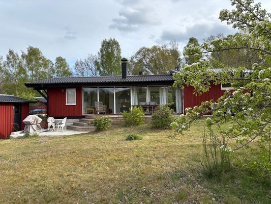 Hyr denna stuga i Simrishamn på 96 m². 4-5 sängplatser. 14 000 - 16 000 kr per vecka. Se bilder och tillgänglighet här.