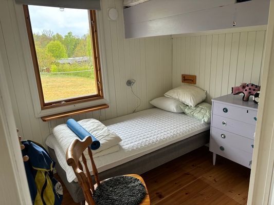Nyrenoverad stuga med två badrum - Bild 12