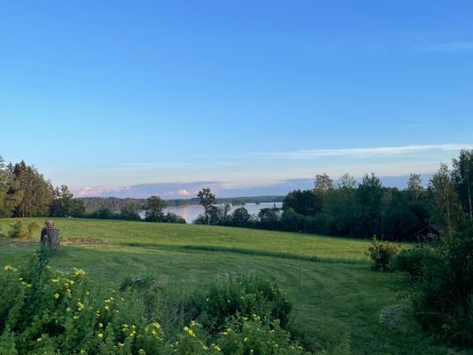 Idylliskt lantställe vid en sjö - Bild 19