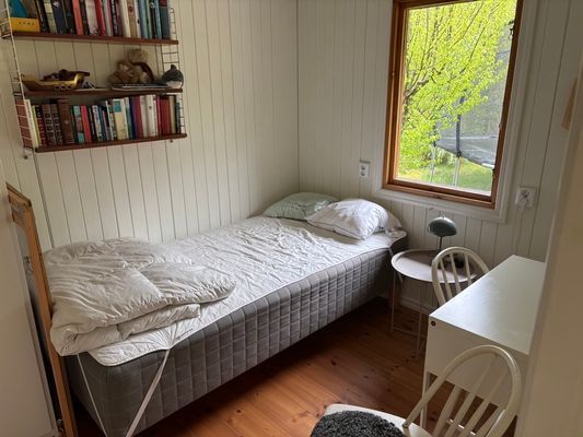 Nyrenoverad stuga med två badrum - Bild 10
