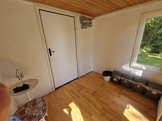 Mysig stuga vid sjöar - Bild 6