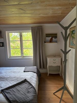 Sovrum 2 med dubbelsäng 180 cm.