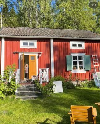 Mysigt torp med öppen spis och bastu nära bra bad