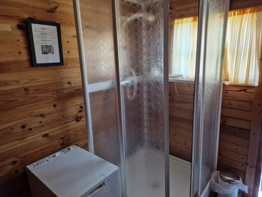 Mysig stuga vid sjöar - Bild 23