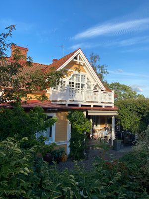 Hyr denna stuga i Ronneby på 156 m². 4-6 sängplatser. 9 500 - 12 000 kr per vecka. Se bilder och tillgänglighet här.