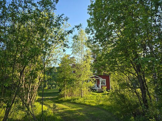 Hyr denna stuga i  på 80 m². 6 sängplatser. 6 800 - 9 900 kr per vecka. Se bilder och tillgänglighet här.