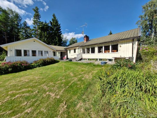 Hyr denna stuga i Grisslehamn på 120 m². 10 sängplatser. 9 000 - 14 000 kr per vecka. Se bilder och tillgänglighet här.