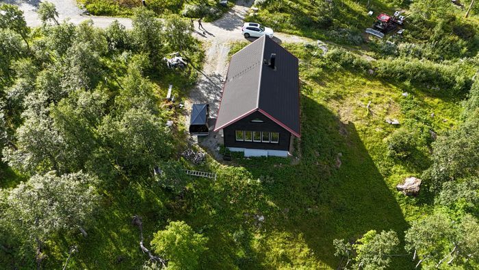 Fridfull stuga strax nedanför trädgränsen - Bild 11