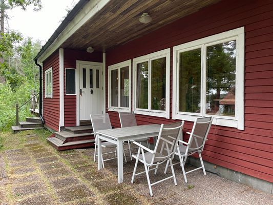 Hyr denna stuga i  på 50 m². 4-6 sängplatser. Från 7 000 kr per vecka. Se bilder och tillgänglighet här.