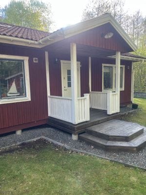 Hyr denna stuga i Varberg på 60 m². 5-7 sängplatser. 3 000 - 6 000 kr per vecka. Se bilder och tillgänglighet här.