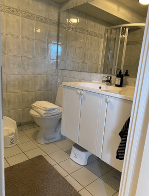 Hyr denna stuga i  på 90 m². 6 sängplatser. Från 17 500 kr per vecka. Se bilder och tillgänglighet här.