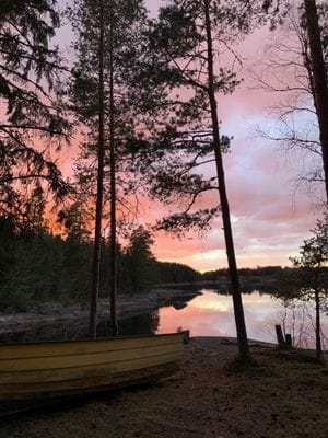 Fritidshus vid sjön med motorbåt i ett privat läge - Bild 32