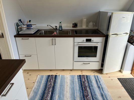 Hyr denna stuga i Gotland på 90 m². 4 sängplatser. 3 000 - 6 000 kr per vecka. Se bilder och tillgänglighet här.