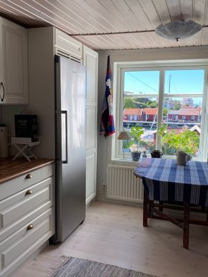 Från kök och veranda har man utsikt över Tjörnekalvs småbåtshamn