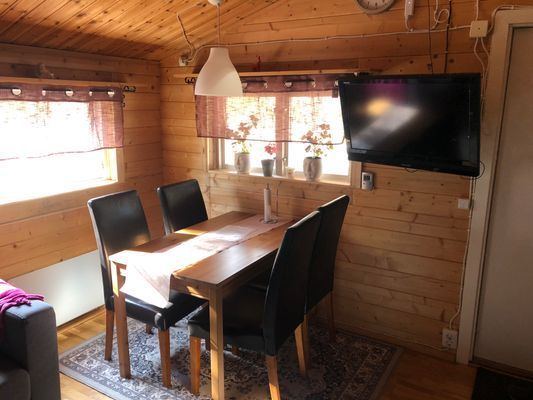 Liten stuga på landet nära stan.