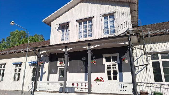 Hyr denna stuga i  på 250 m². 5-8 sängplatser. 5 600 - 6 300 kr per vecka. Se bilder och tillgänglighet här.