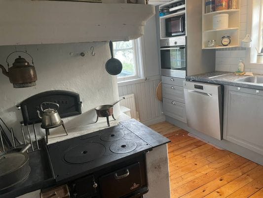Hyr denna stuga i Grisslehamn på 54 m². 6-10 sängplatser. 2 300 - 3 300 kr per dag. Se bilder och tillgänglighet här.