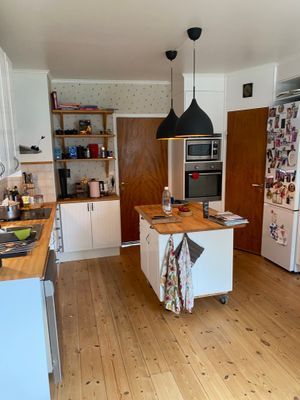 Hyr denna stuga i Björkö på 250 m². 8-10 sängplatser. 12 000 - 15 000 kr per vecka. Se bilder och tillgänglighet här.