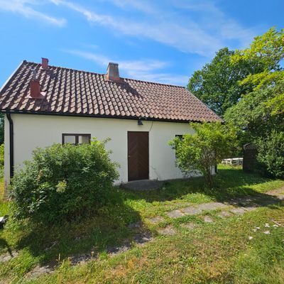 Hyr denna stuga i Gotland på 55 m². 4-5 sängplatser. 6 000 - 7 000 kr per vecka. Se bilder och tillgänglighet här.