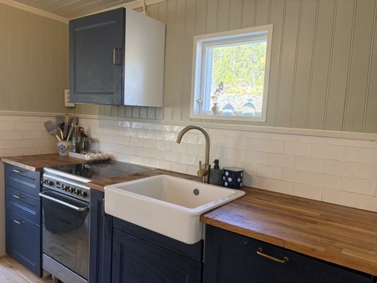 Huset med ALLT! Strand och brygga precis vid huset - Bild 13