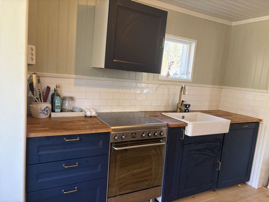 Huset med ALLT! Strand och brygga precis vid huset - Bild 14