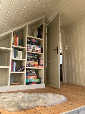 Övervåning och entré till sovrum.