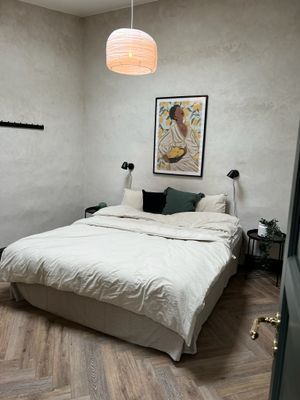 Sovrum med dubbelsäng, takfönster med mörkläggningsgardin