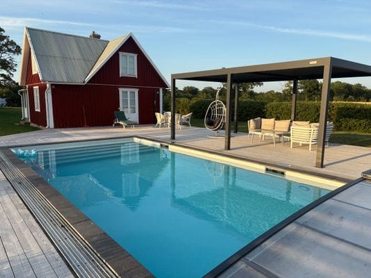 Hyr denna stuga i  på 70 m². 6 sängplatser. 15 000 - 20 000 kr per vecka. Se bilder och tillgänglighet här.