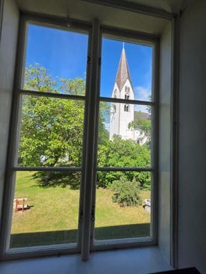 Hyr denna stuga i Slite på 300 m². 8-10 sängplatser. 20 000 - 25 000 kr per vecka. Se bilder och tillgänglighet här.