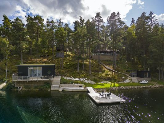 Hyr denna stuga i Värmdö på 47 m². 9 sängplatser. 15 500 - 32 000 kr per vecka. Se bilder och tillgänglighet här.
