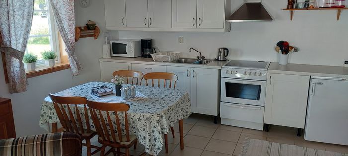 Hyr denna stuga i Långesjö på 48 m². 4 sängplatser. 3 500 - 5 900 kr per vecka. Se bilder och tillgänglighet här.