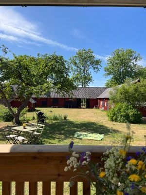 Hyr denna stuga i  på 168 m². 6 sängplatser. Från 22 000 kr per vecka. Se bilder och tillgänglighet här.