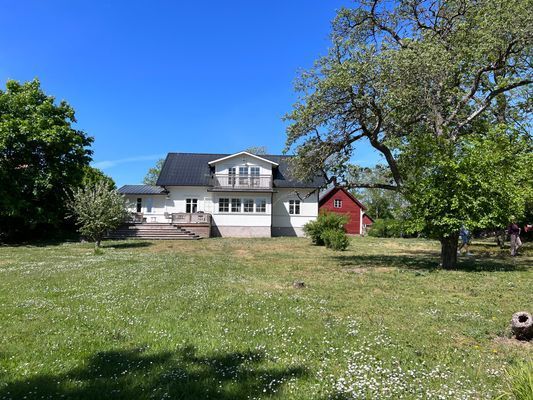 Mysig Ölandsgård på lugn radbygata