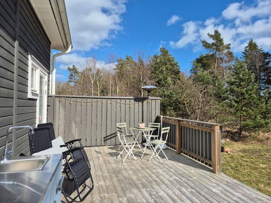 Altan med matplats, solstolar  utediskbänk och grill